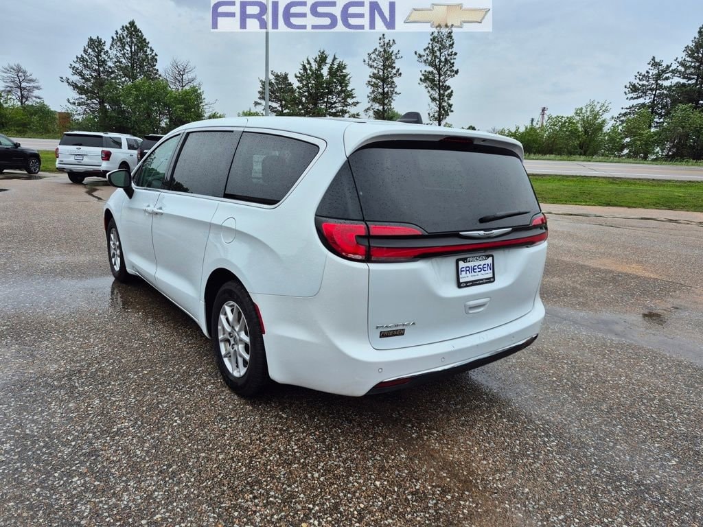 Used 2023 Chrysler Pacifica Touring L
