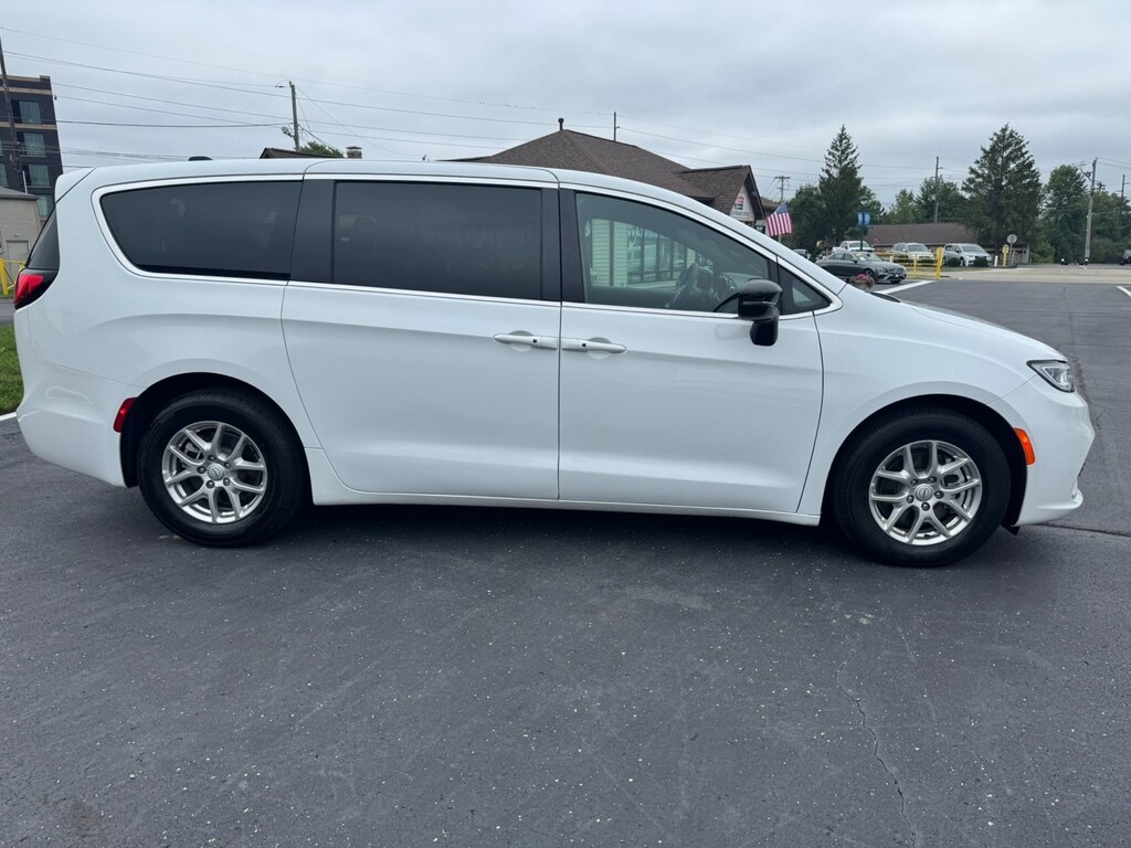 Used 2026 Chrysler Pacifica Select Van Passenger Van