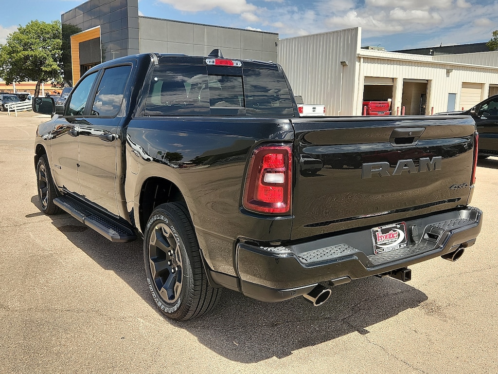 New 2027 Ram 1500 EXPRESS CREW CAB 4X4 5'7 BOX Pickup