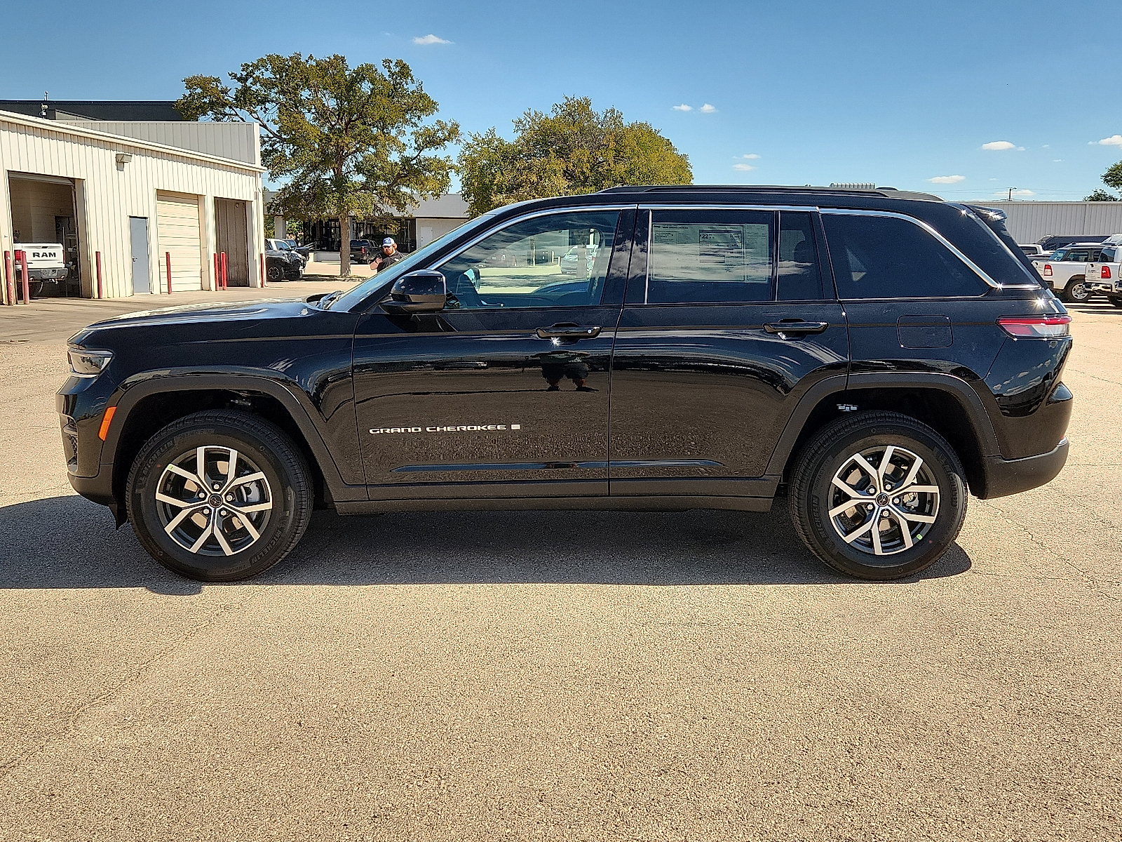 New 2027 Jeep Grand Cherokee LAREDO 4X4 Sport Utility