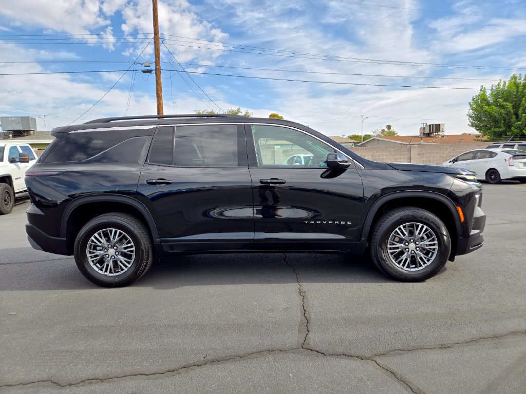 Used 2025 Chevrolet Traverse LT SUV