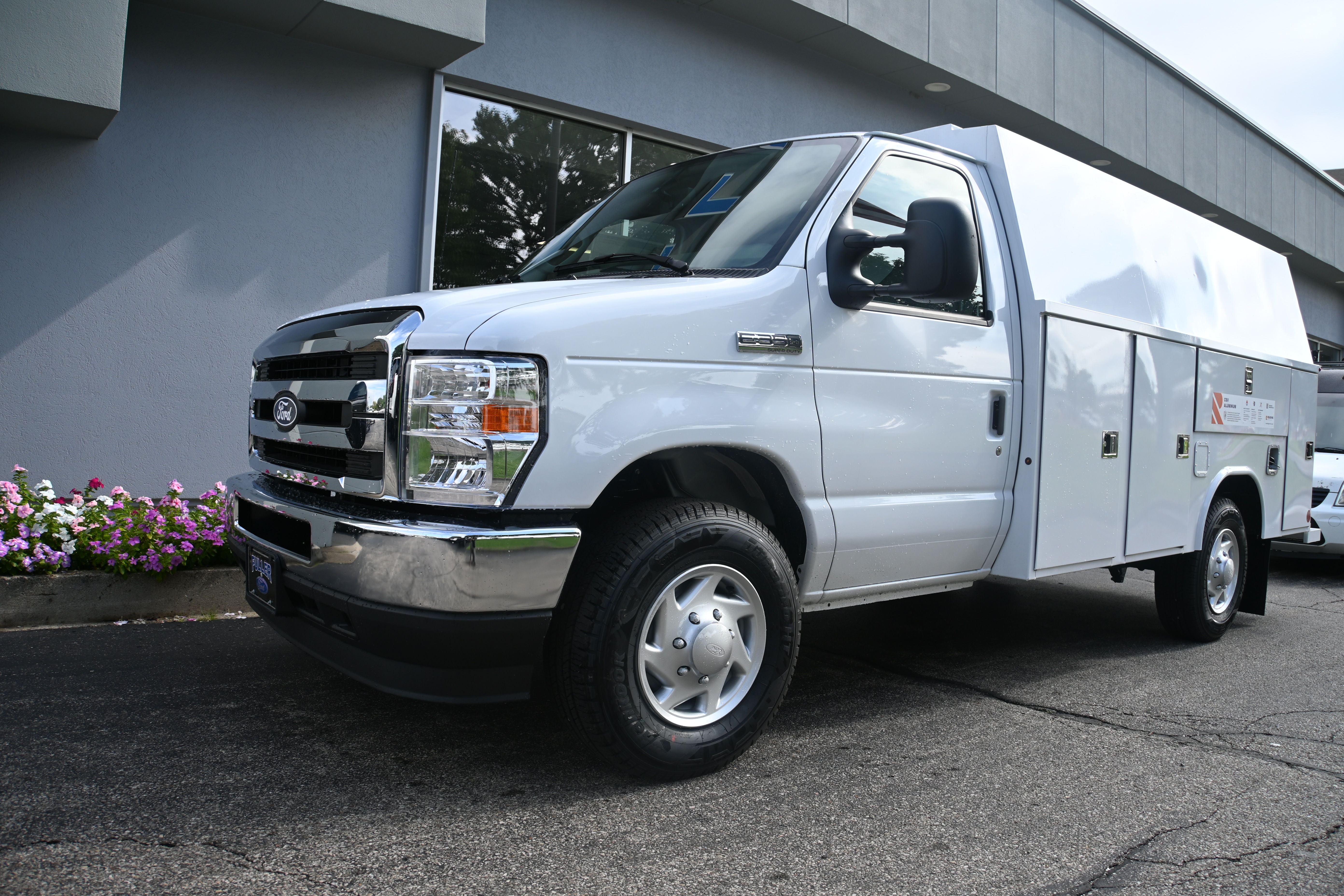 2027 Ford E-350 Cutaway E-350 SRW Truck