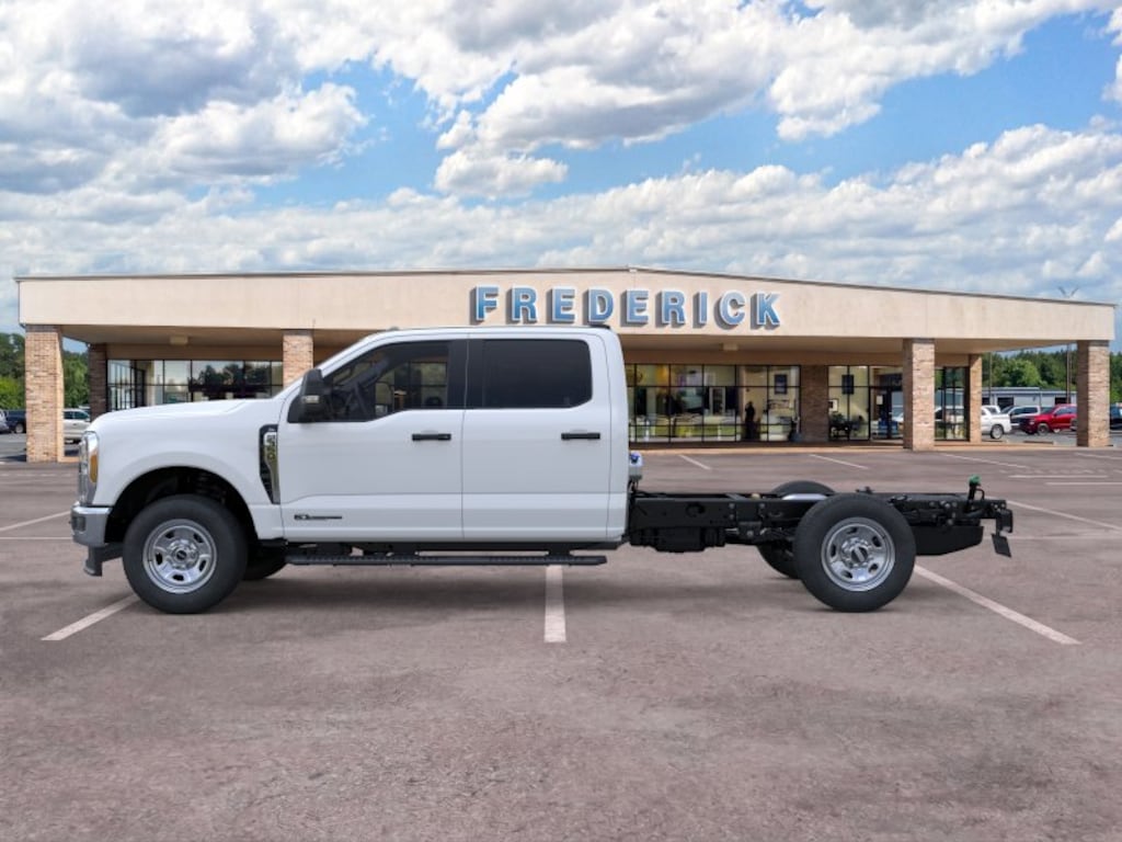 New 2026 Ford Super Duty F-350 SRW Chassis Cab F-350® XL 4WD Crew Cab 179 WB 60 CA