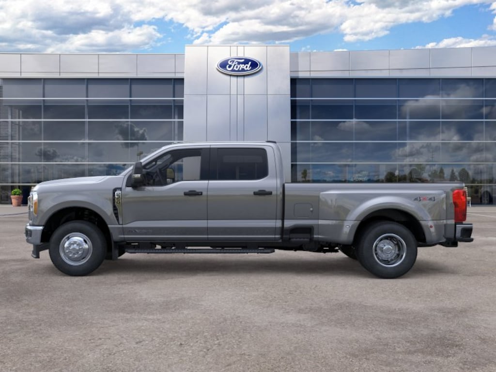 New 2026 Ford F-350SD XLT Truck Crew Cab