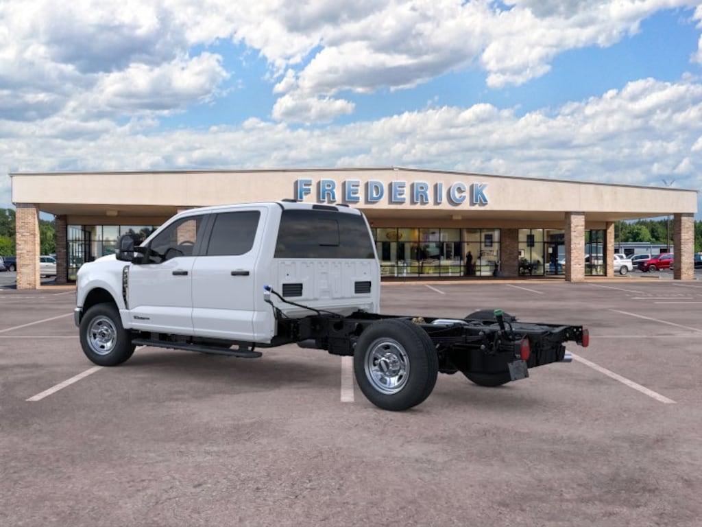 New 2026 Ford Super Duty F-350 SRW Chassis Cab F-350® XL 4WD Crew Cab 179 WB 60 CA