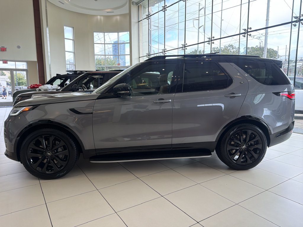 New 2026 Land Rover Discovery Dynamic SE SUV