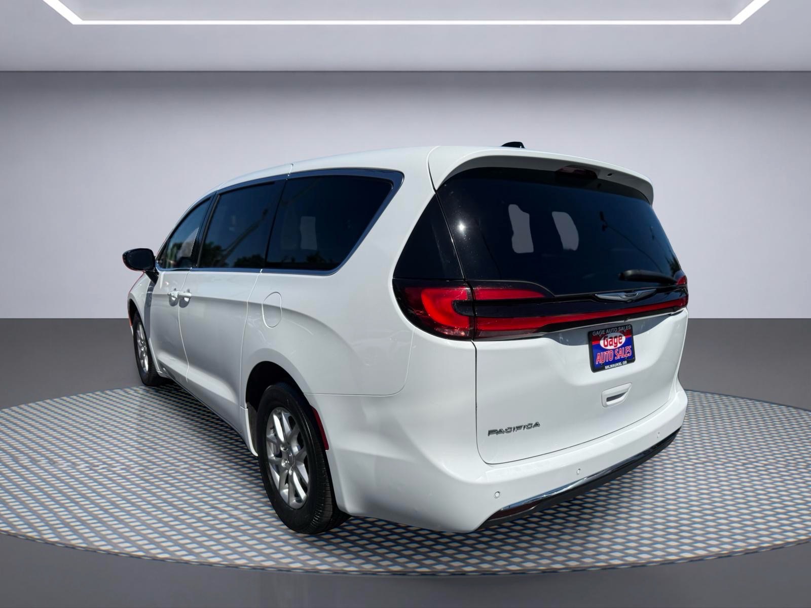 Used 2024 Chrysler Pacifica Touring L Touring L Mini-Van