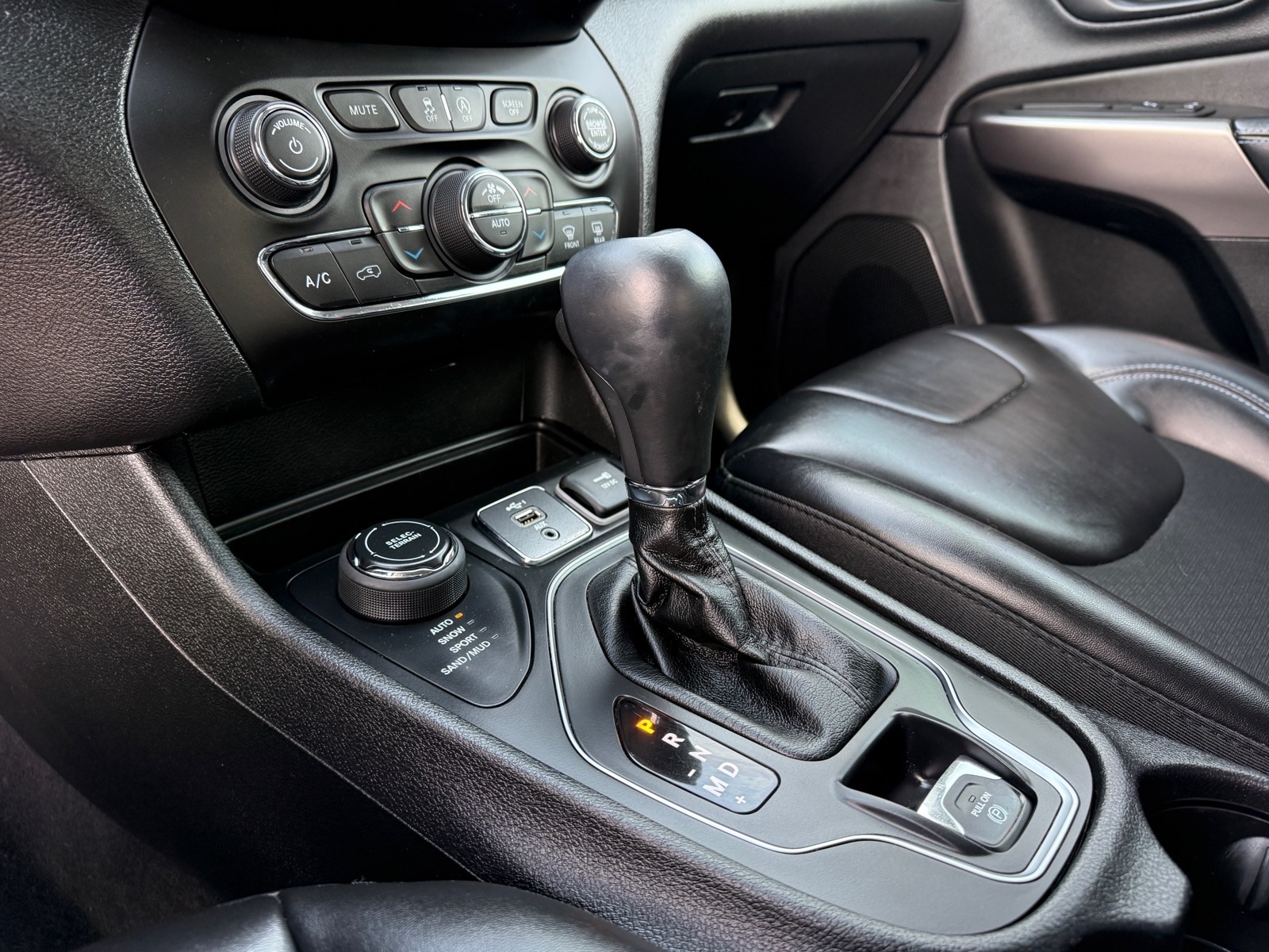 2019 Jeep Cherokee Latitude Plus - Photo 32