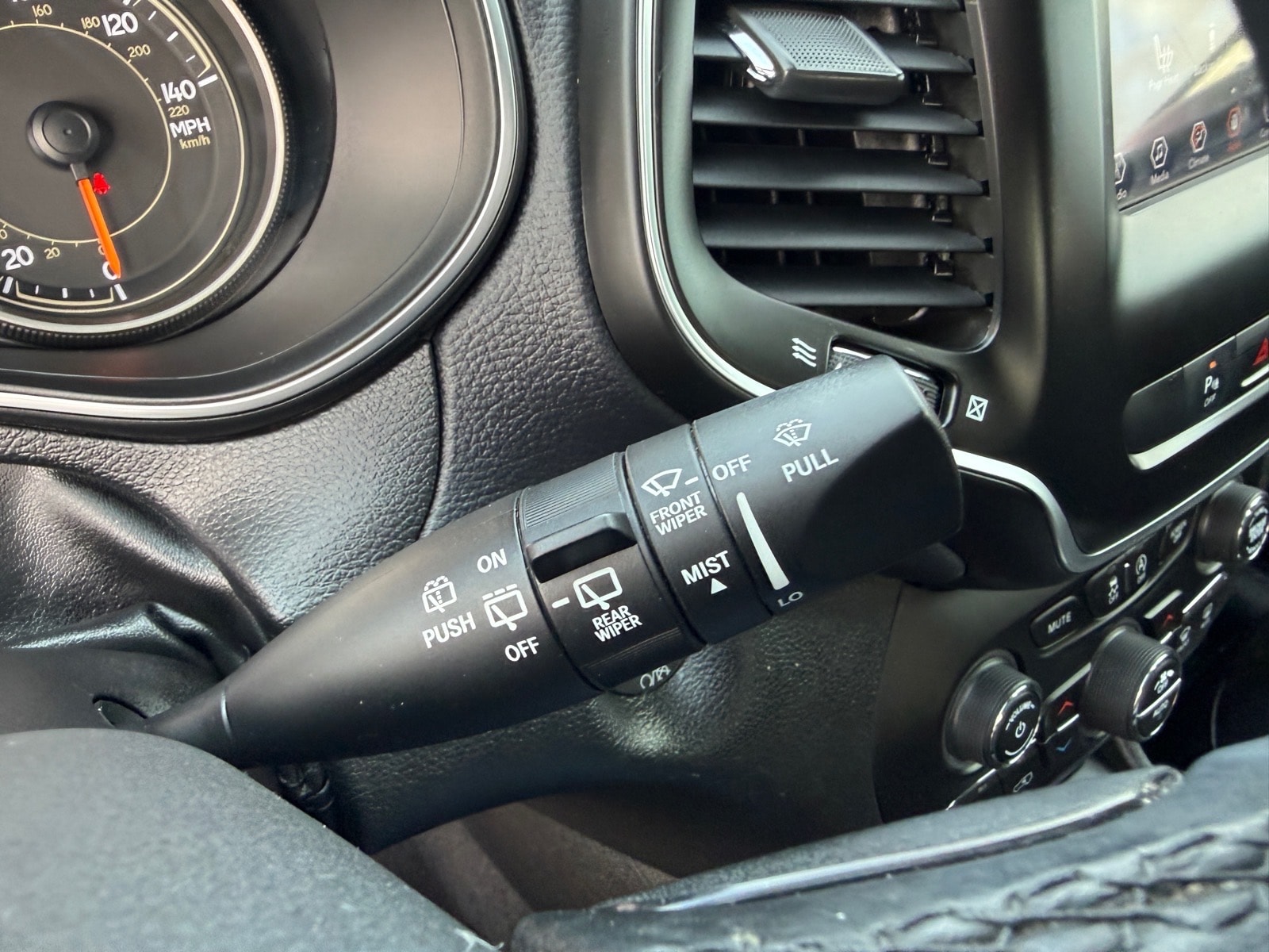 2019 Jeep Cherokee Latitude Plus - Photo 35
