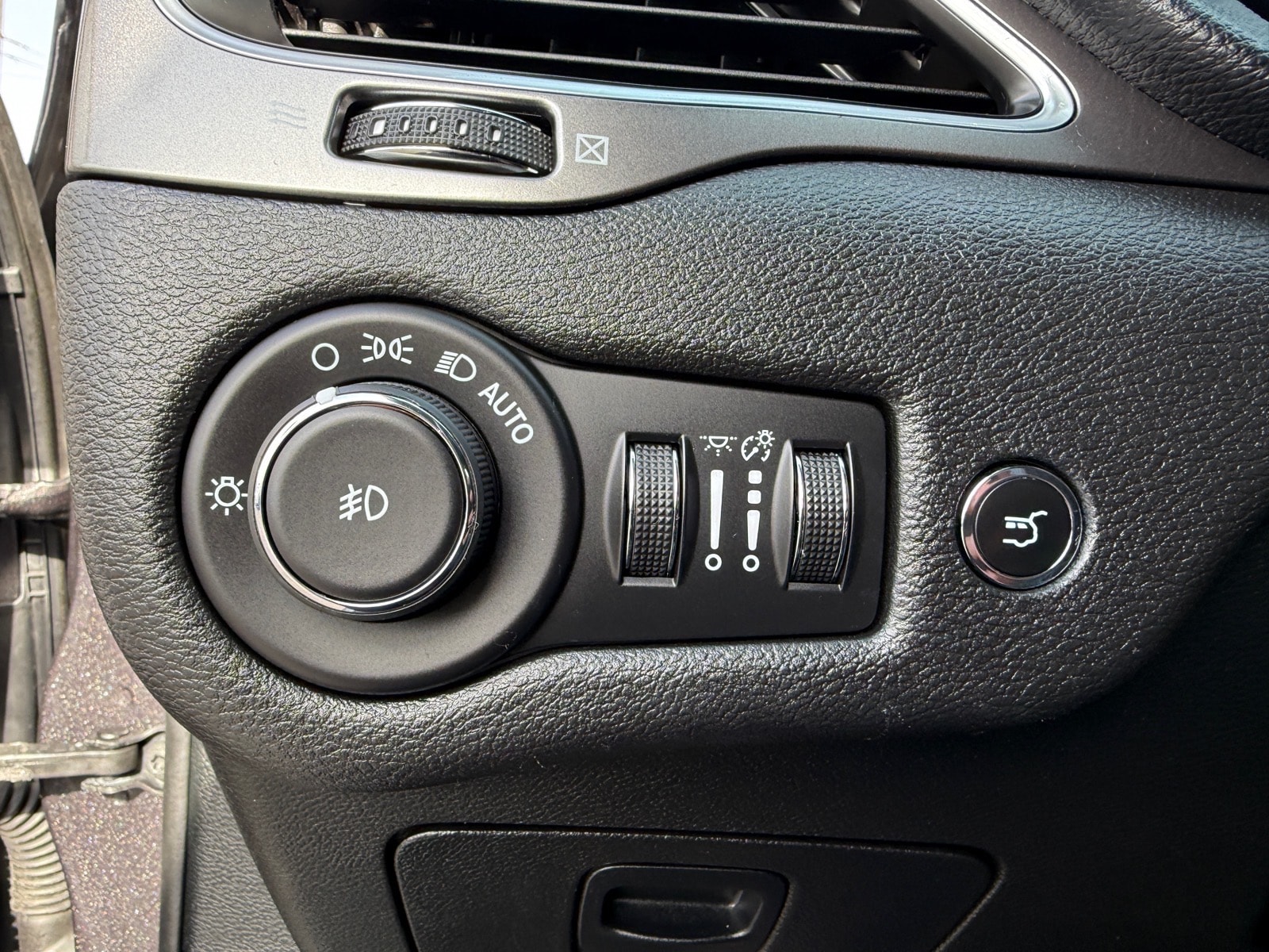 2019 Jeep Cherokee Latitude Plus - Photo 28