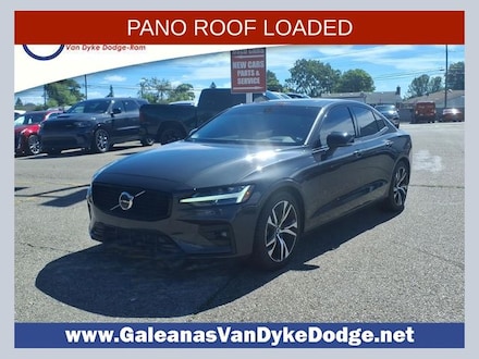 2024 Volvo S60 B5 Core Dark Theme Sedan