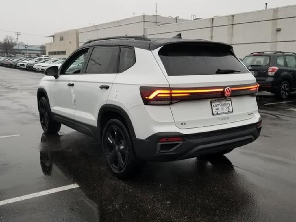 New 2026 Volkswagen Taos 1.5T SE Black SUV