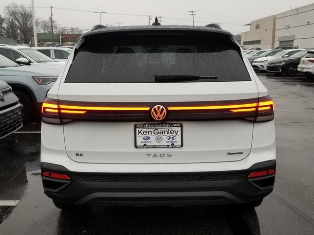 New 2026 Volkswagen Taos 1.5T SE Black SUV
