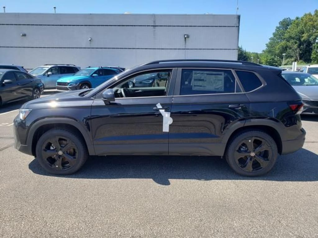 New 2026 Volkswagen Taos 1.5T SE Black SUV