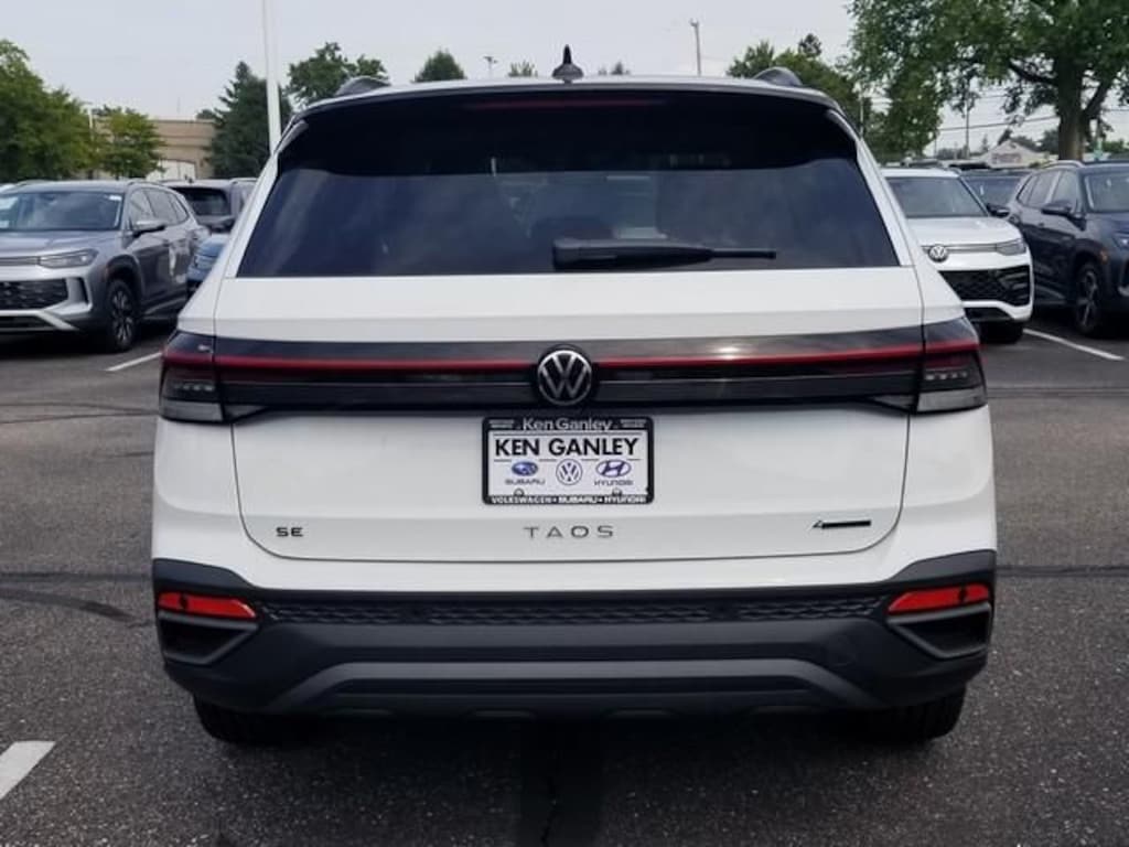 New 2026 Volkswagen Taos 1.5T SE Black SUV