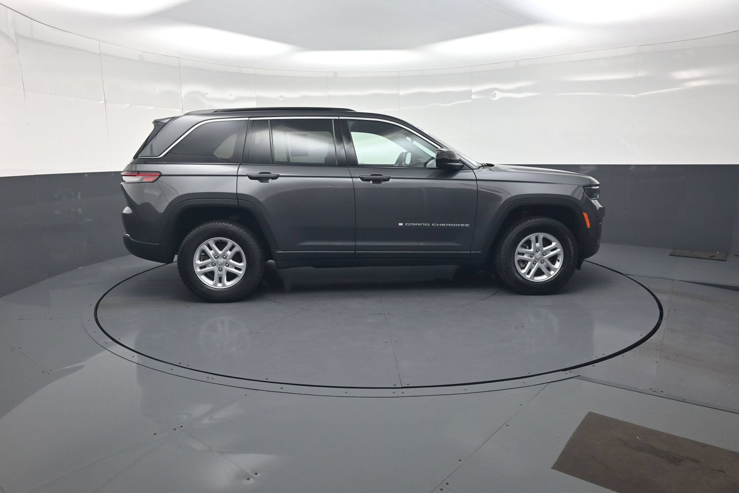 Used 2025 Jeep Grand Cherokee Laredo SUV