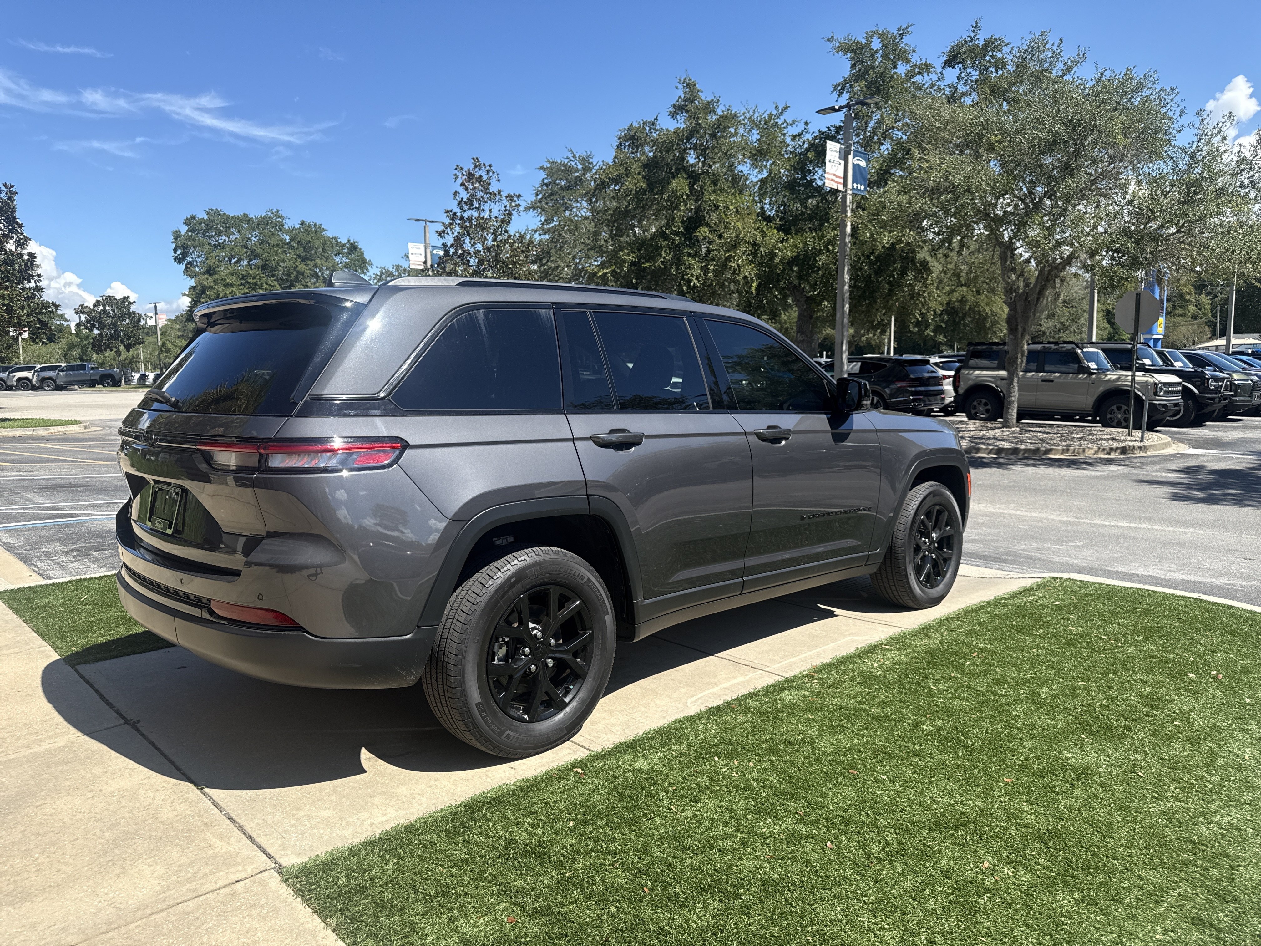 Used 2025 Jeep Grand Cherokee Altitude 4x2 SUV