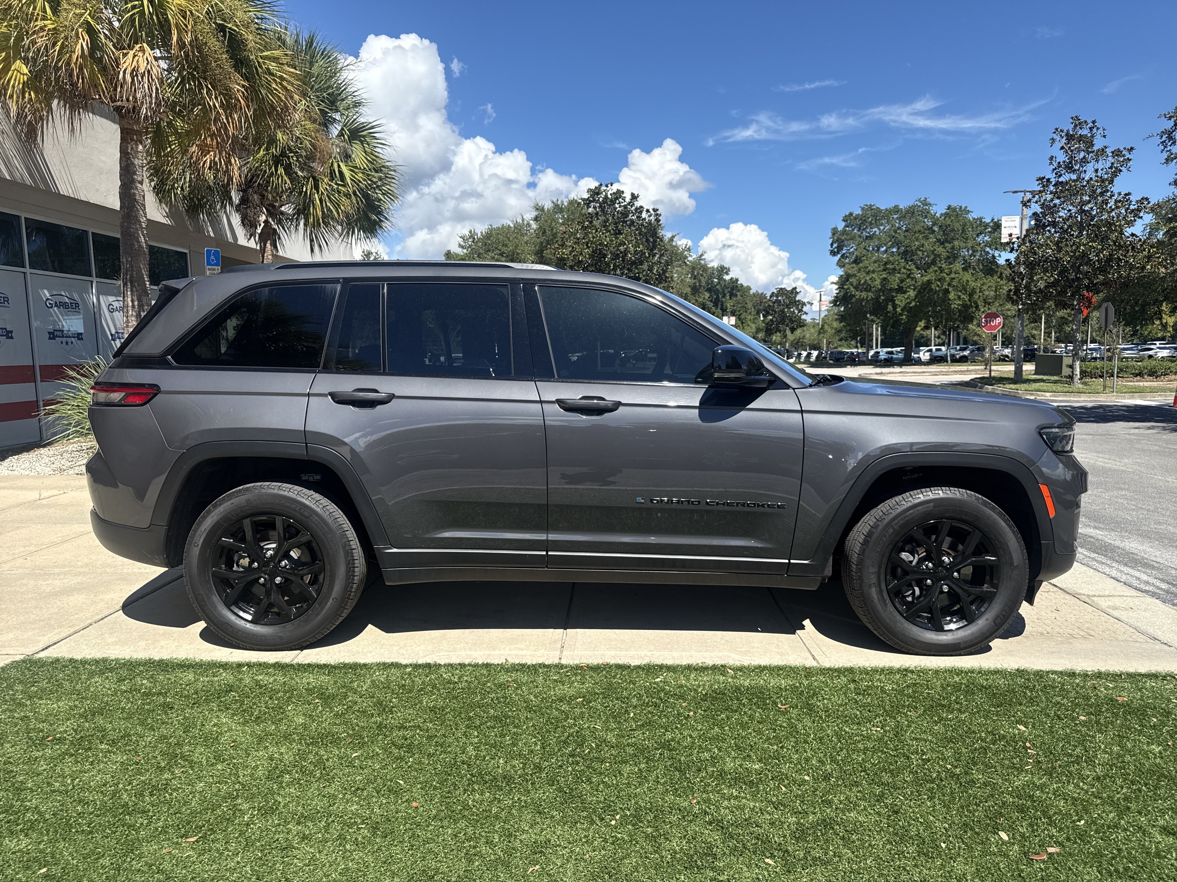 Used 2025 Jeep Grand Cherokee Altitude 4x2 SUV