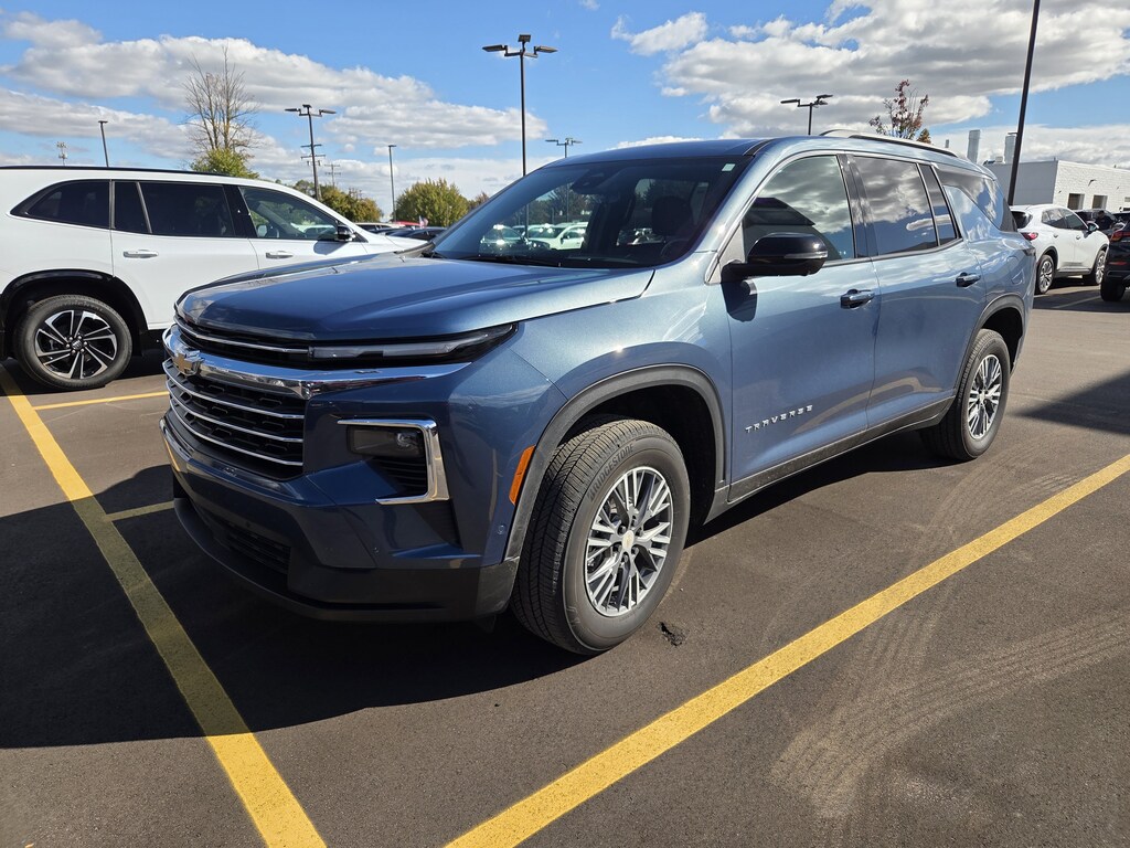 Used 2025 Chevrolet Traverse LT SUV