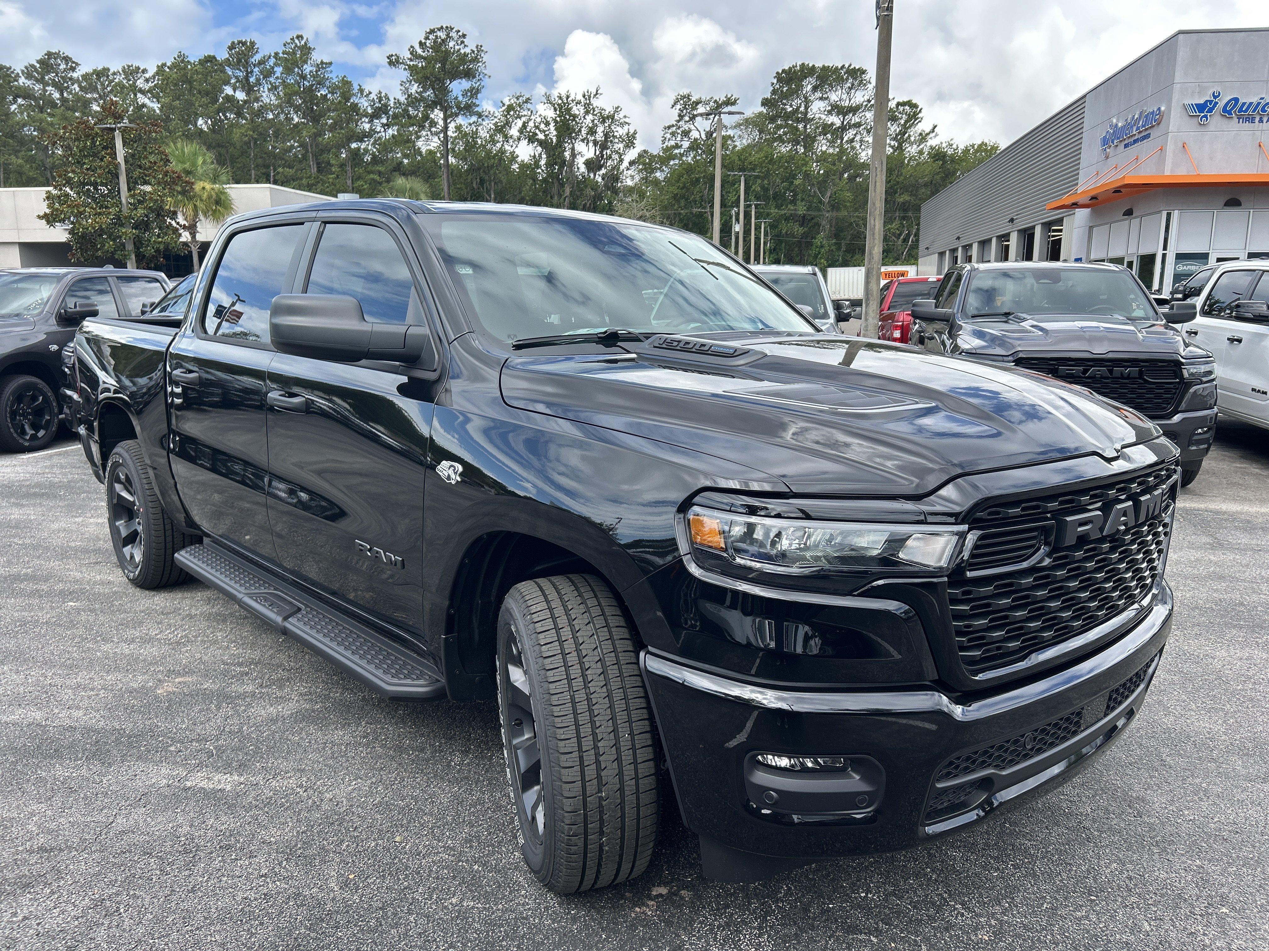 New 2026 Ram 1500 EXPRESS CREW CAB 4X4 5'7 BOX Pickup