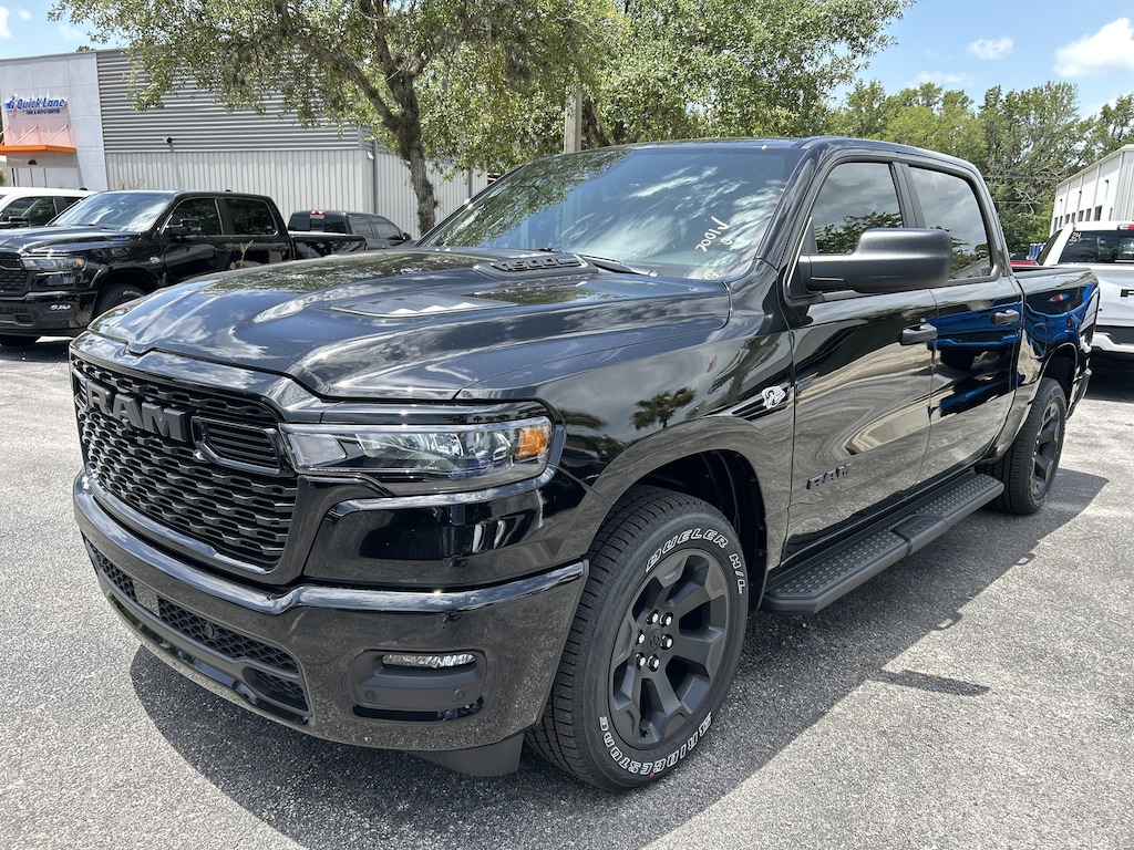 New 2026 Ram 1500 EXPRESS CREW CAB 4X4 5'7 BOX Pickup