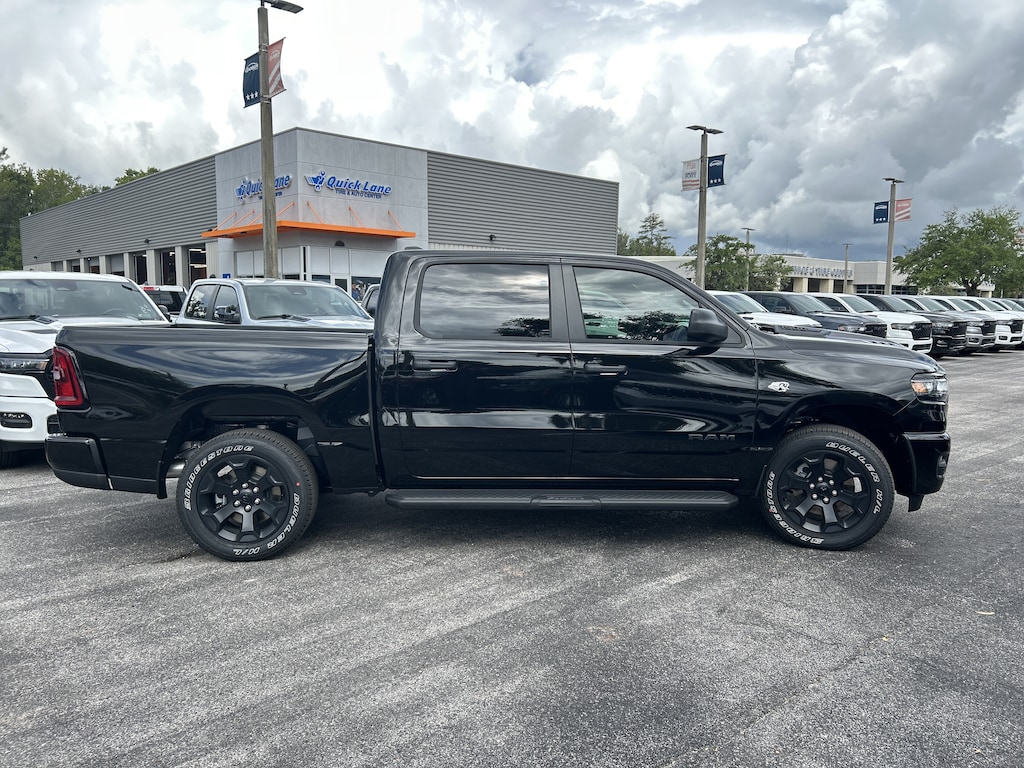 New 2026 Ram 1500 EXPRESS CREW CAB 4X4 5'7 BOX Pickup