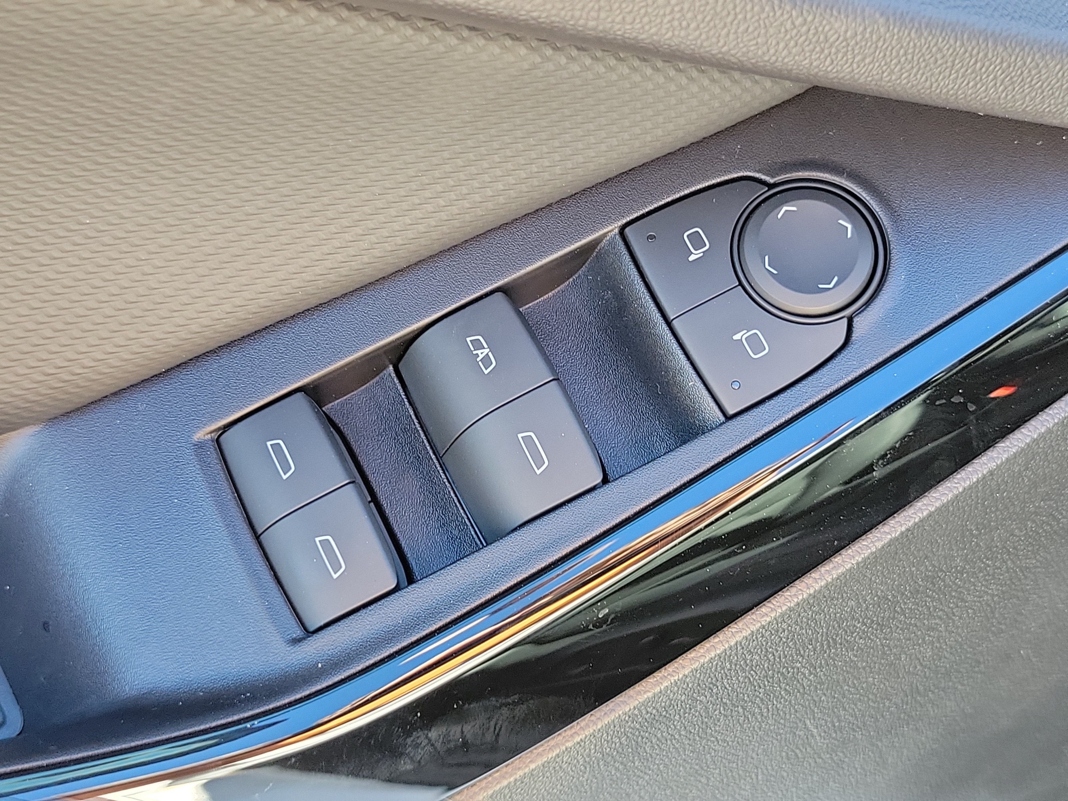 2027 Chevrolet Equinox LT - Photo 22