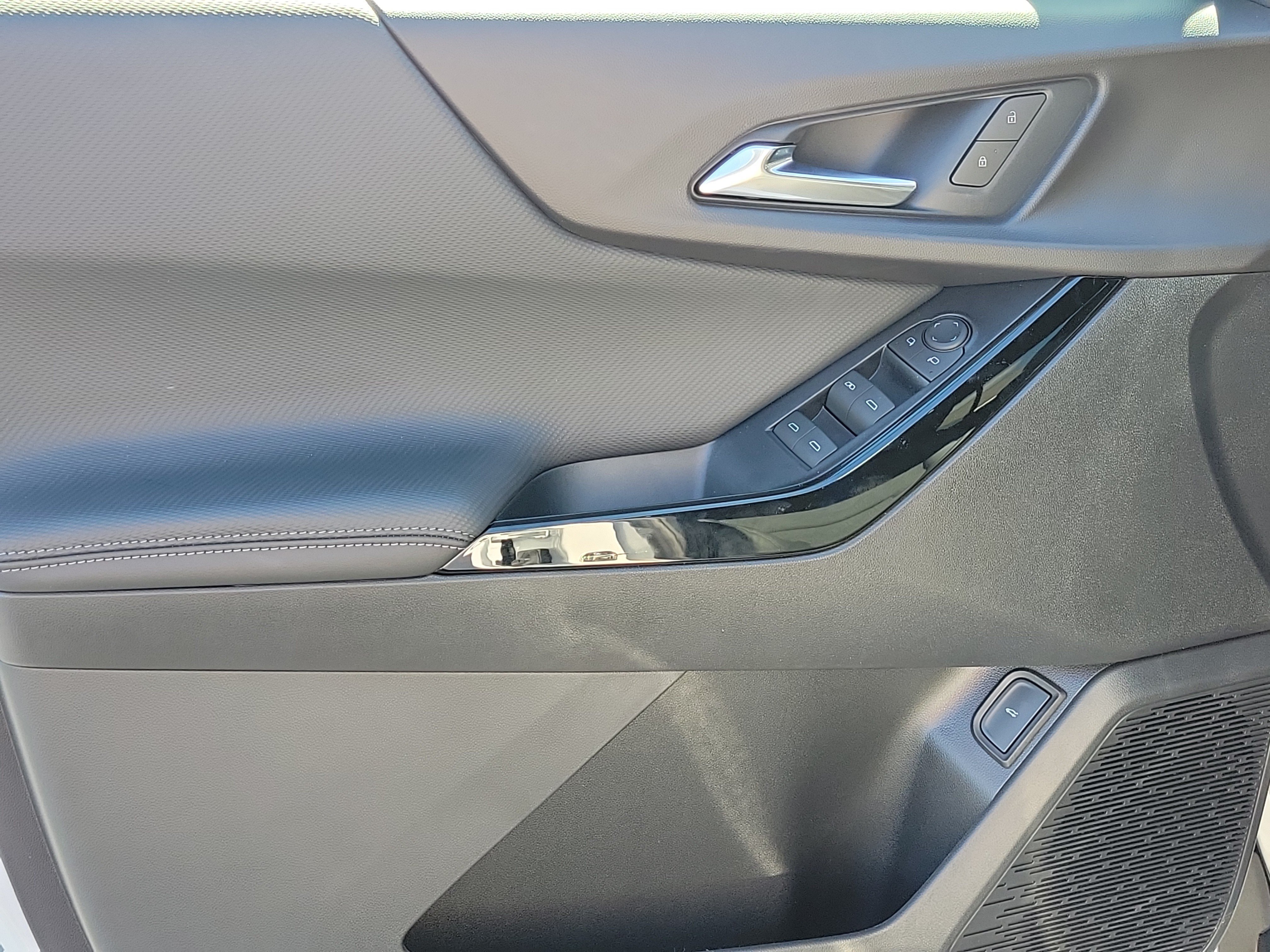 2027 Chevrolet Equinox LT - Photo 21