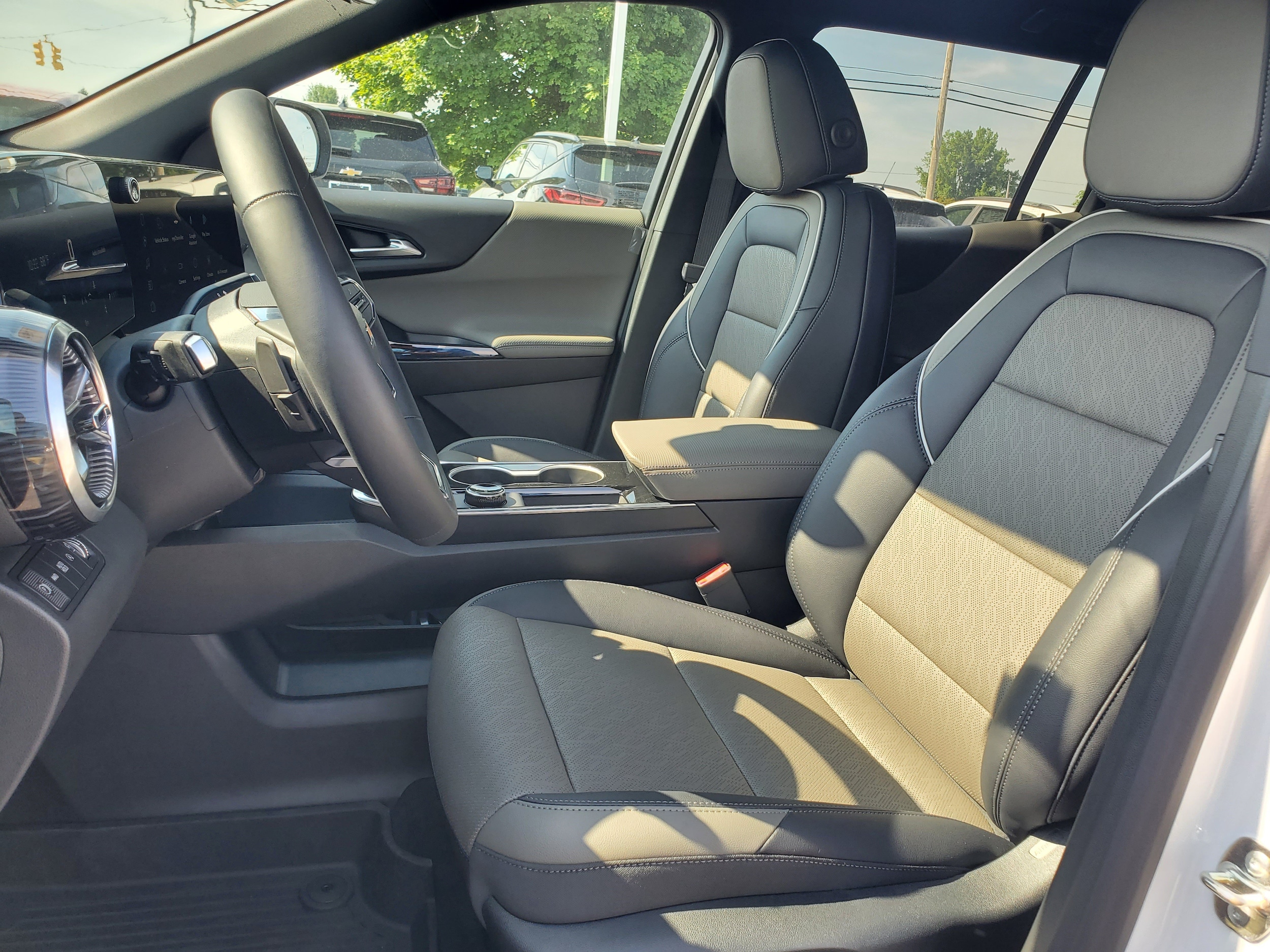 2027 Chevrolet Equinox LT - Photo 5