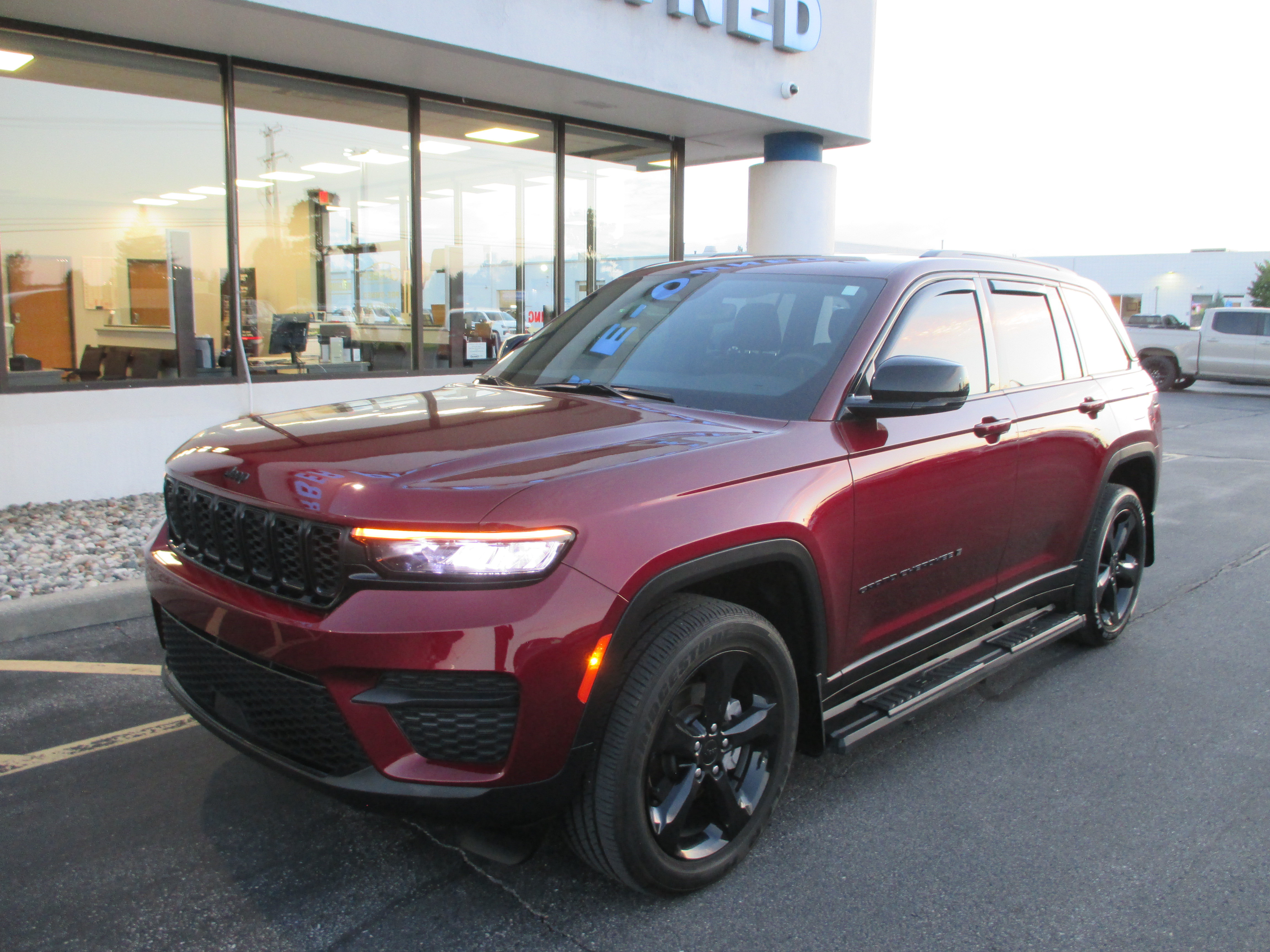 Used 2023 Jeep Grand Cherokee Altitude 4x4 SUV