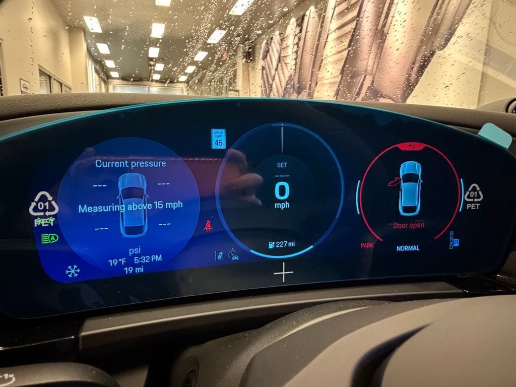 2025 Porsche Macan S - Photo 28