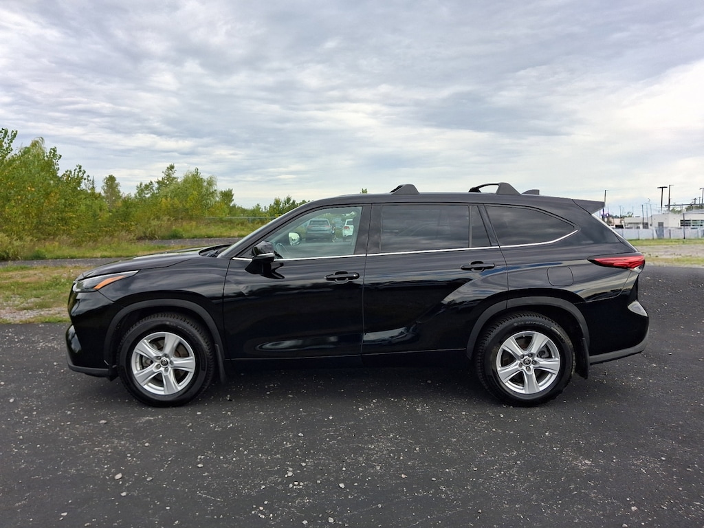 Used 2022 Toyota Highlander LE SUV