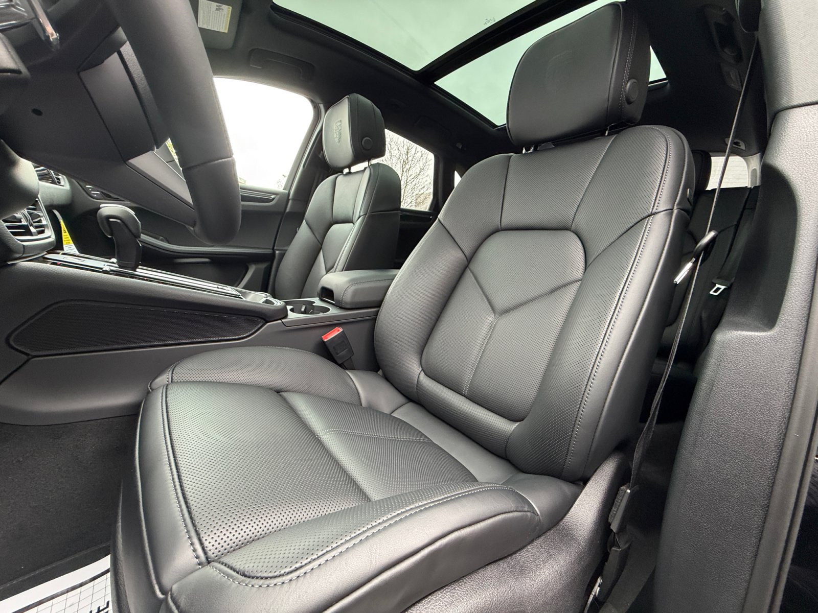 2026 Porsche Macan T - Photo 5