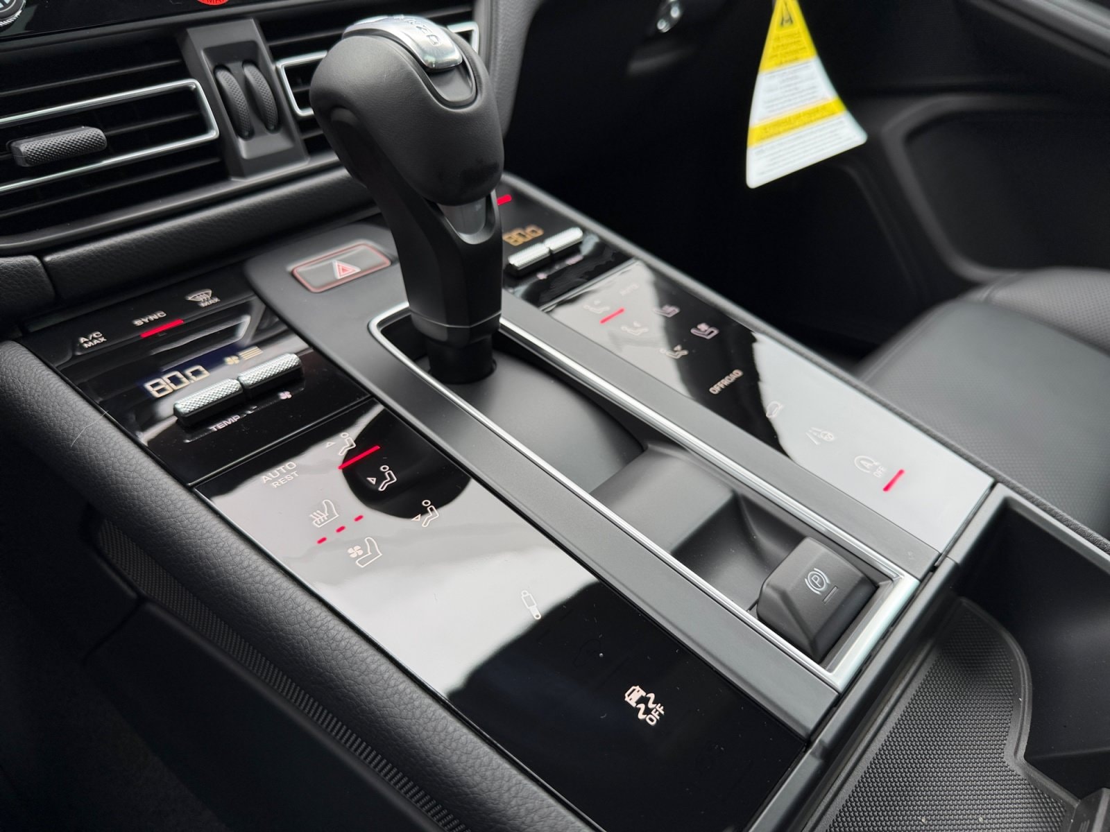 2026 Porsche Macan T - Photo 18