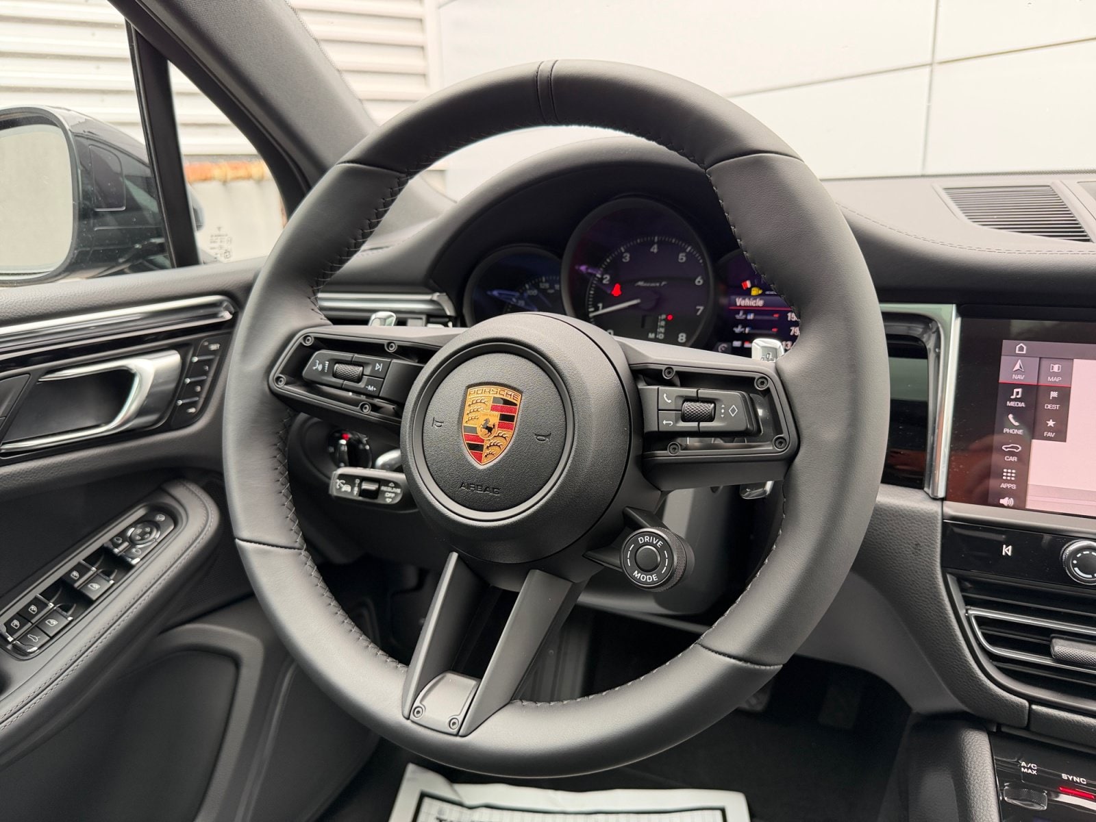 2026 Porsche Macan T - Photo 20