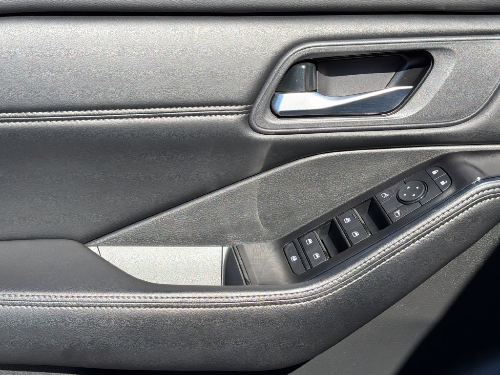 2024 Nissan Rogue SV - Photo 11