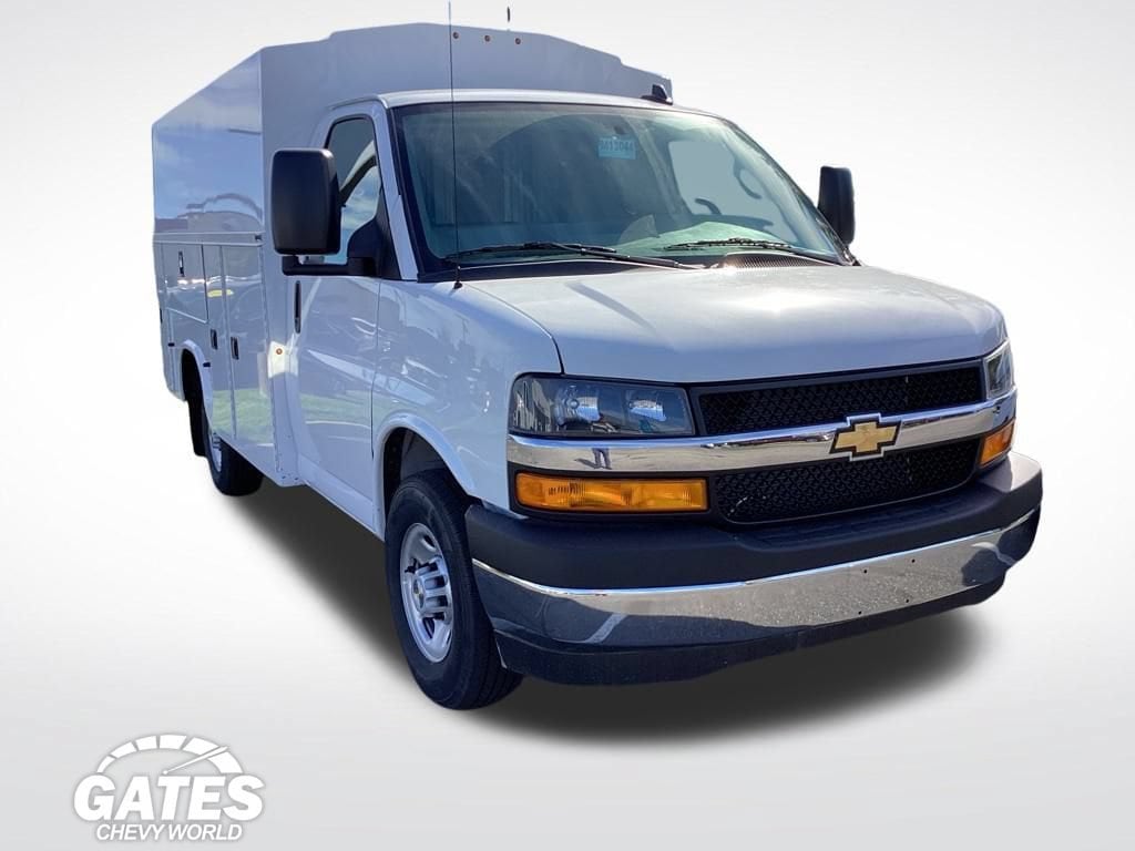 2025 Chevrolet Express Cutaway Base