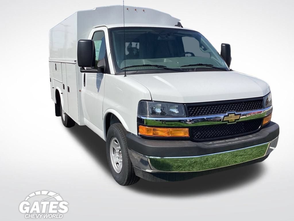 2025 Chevrolet Express Cutaway Base