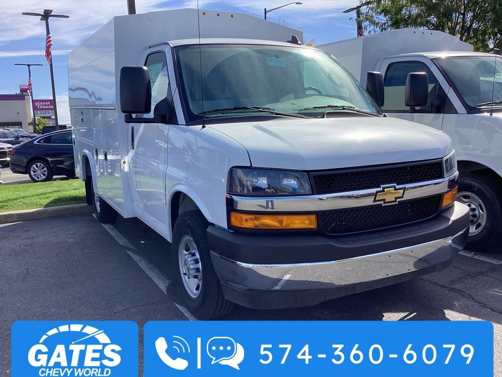 2025 Chevrolet Express Cutaway Base