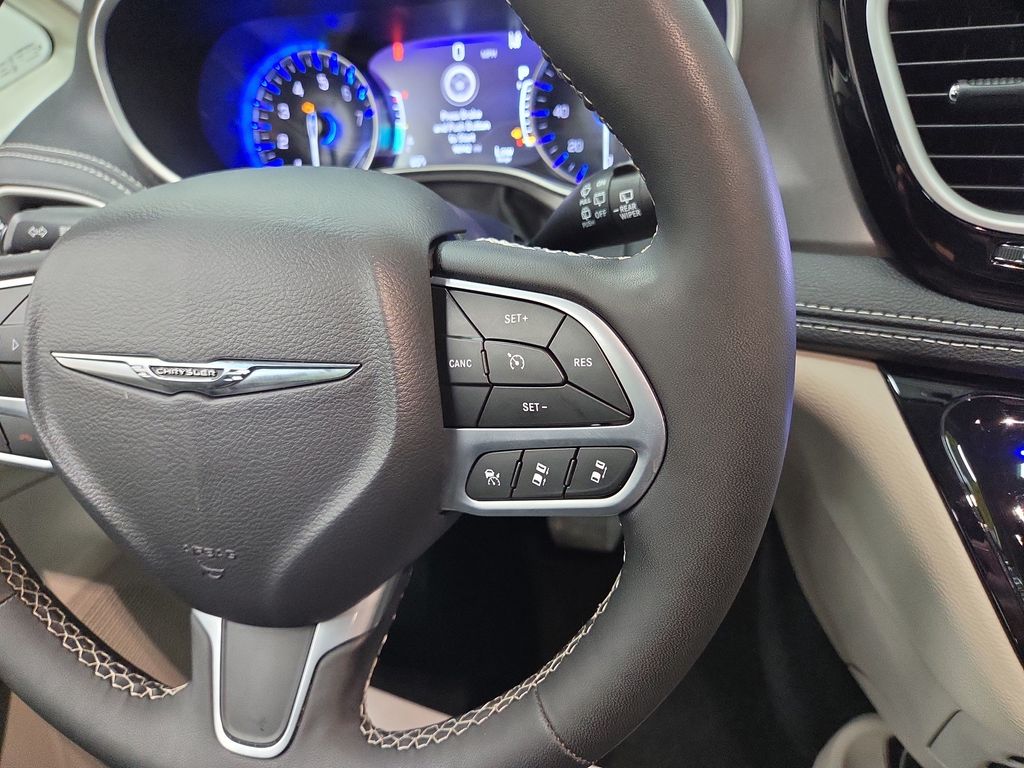 2024 Chrysler Pacifica Touring L - Photo 18