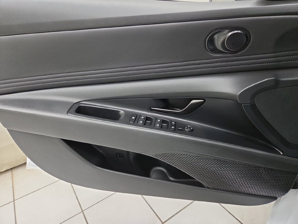 2025 Hyundai Elantra Blue - Photo 18