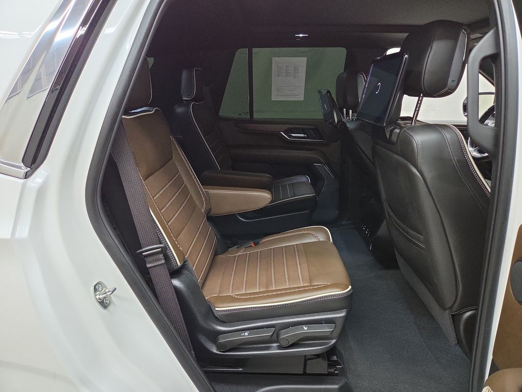 2025 GMC Yukon Denali Ultimate - Photo 11