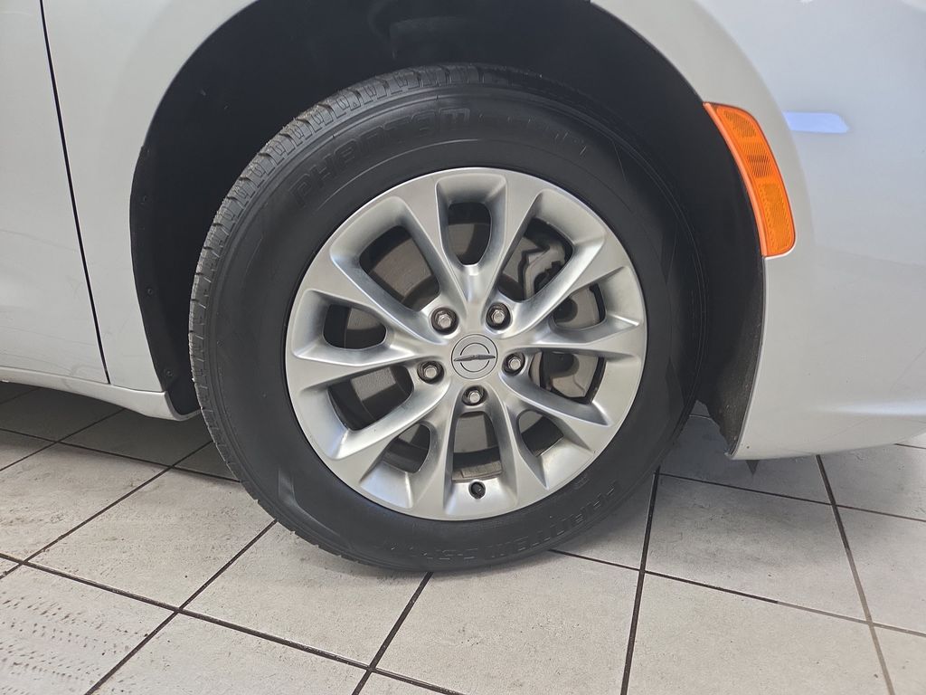 2024 Chrysler Pacifica Touring L - Photo 8