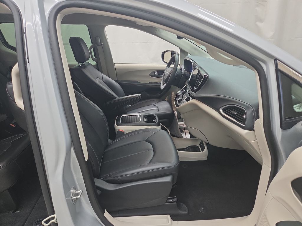 2024 Chrysler Pacifica Touring L - Photo 12
