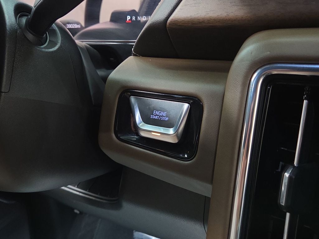 2025 GMC Yukon Denali Ultimate - Photo 18