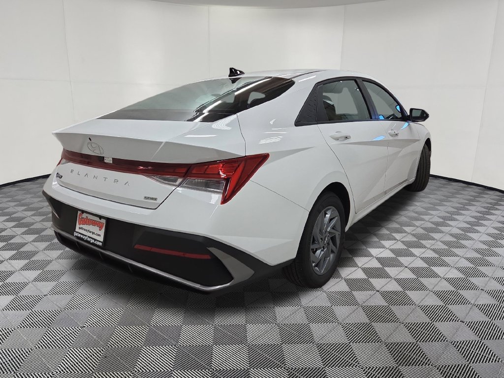 2025 Hyundai Elantra Blue - Photo 4