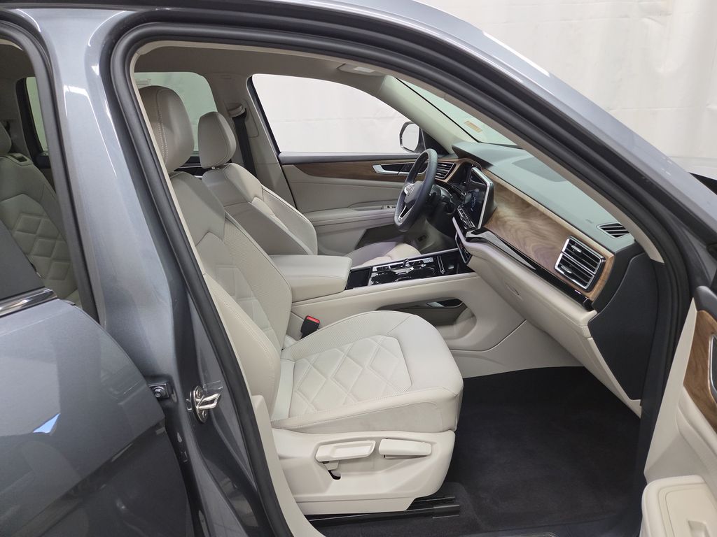 2024 Volkswagen Atlas SE w/Tech - Photo 11
