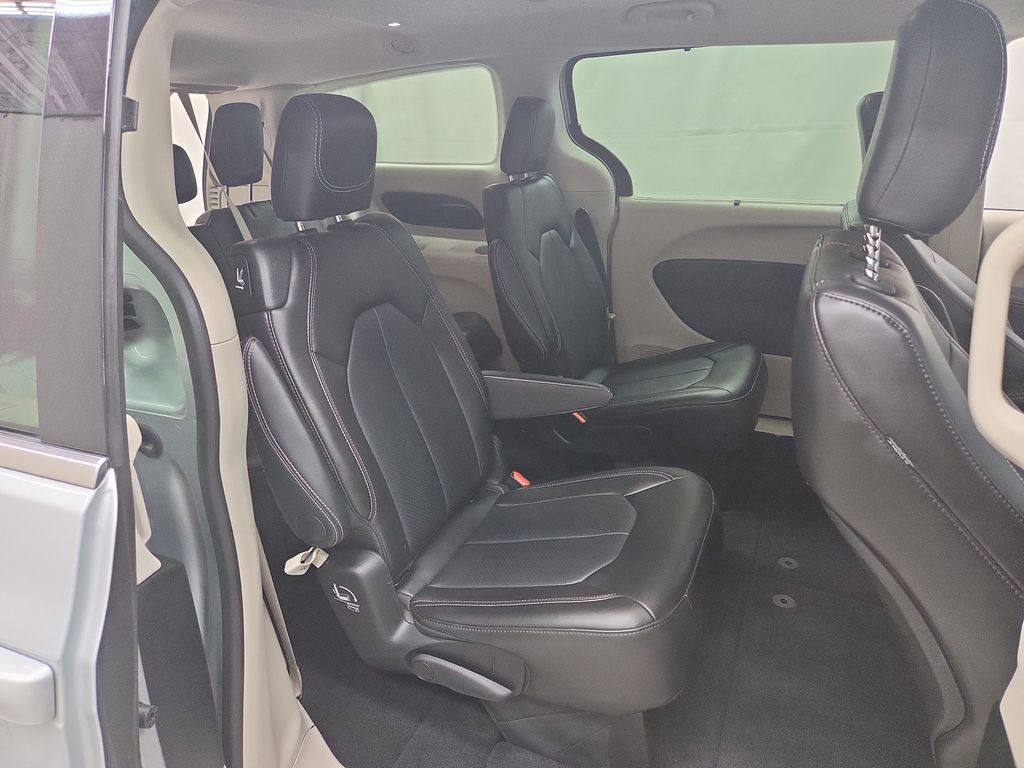 2024 Chrysler Pacifica Touring L - Photo 11