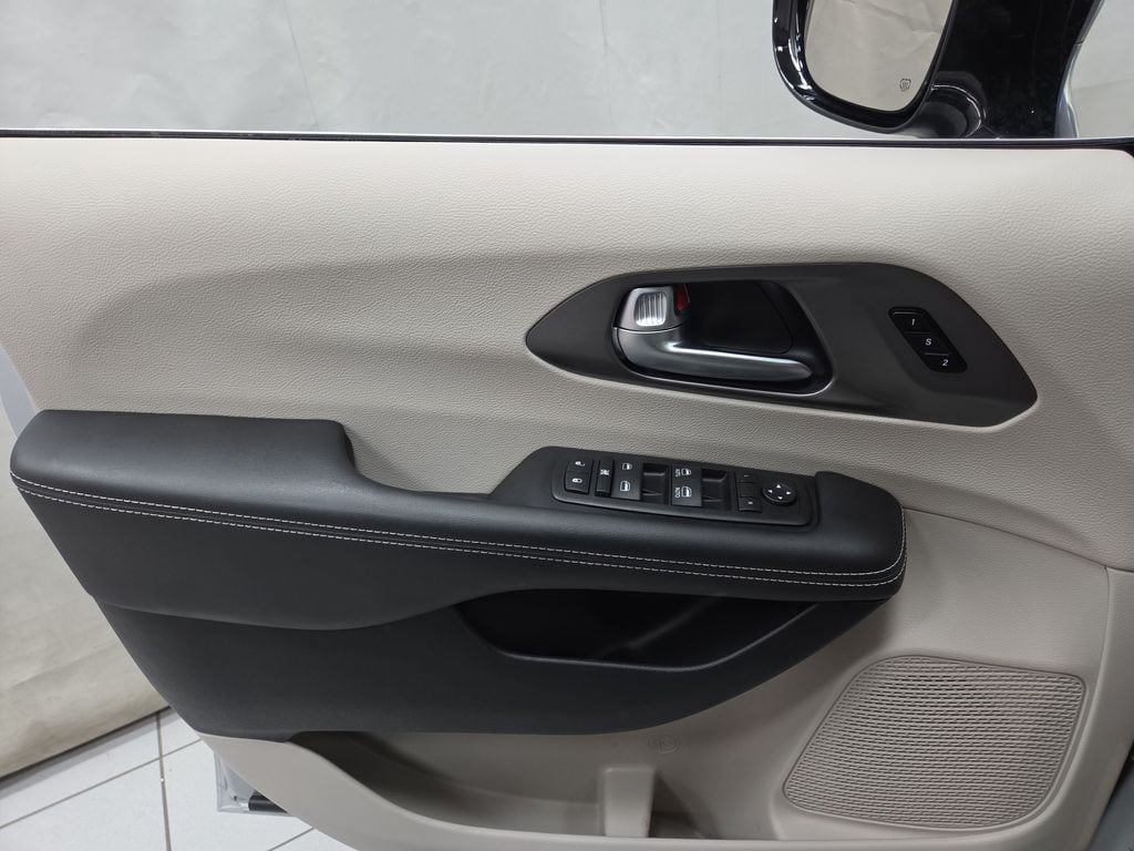 2024 Chrysler Pacifica Touring L - Photo 21