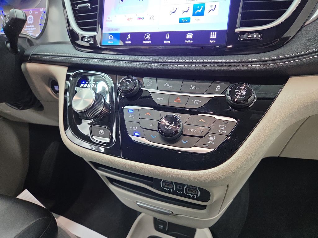 2024 Chrysler Pacifica Touring L - Photo 16